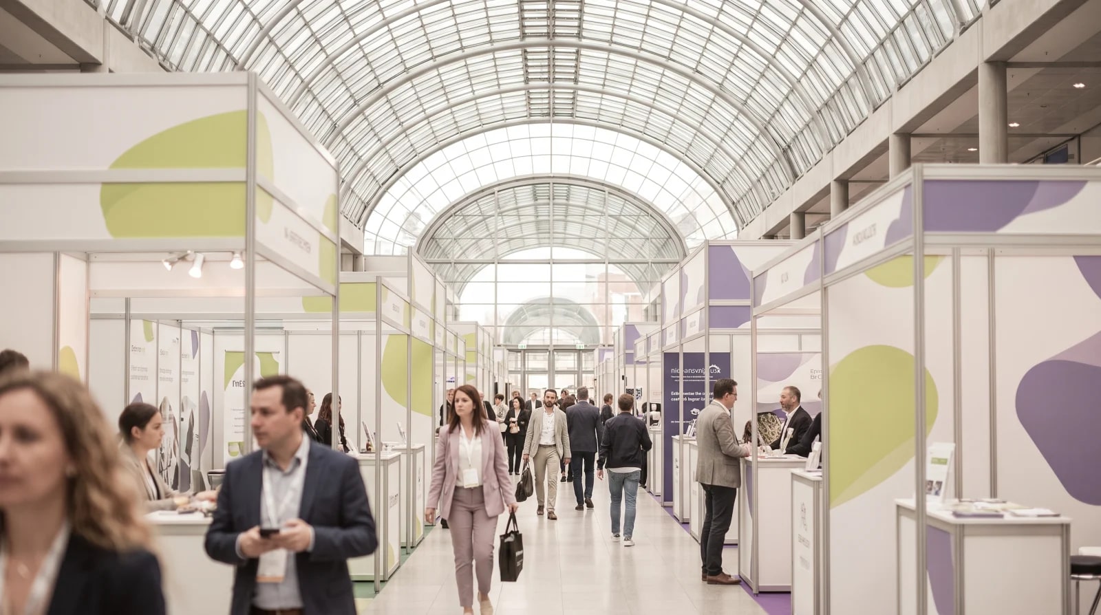Un salon professionnel moderne avec des stands d’exposants bien organisés