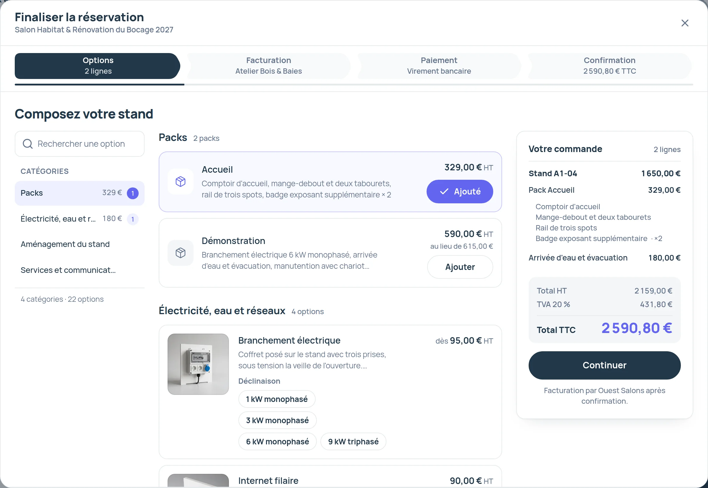 The Compose your booth step on the exhibitor site of a demo trade show, in French, with two packs first, options with their photo and the order on the right with its total.