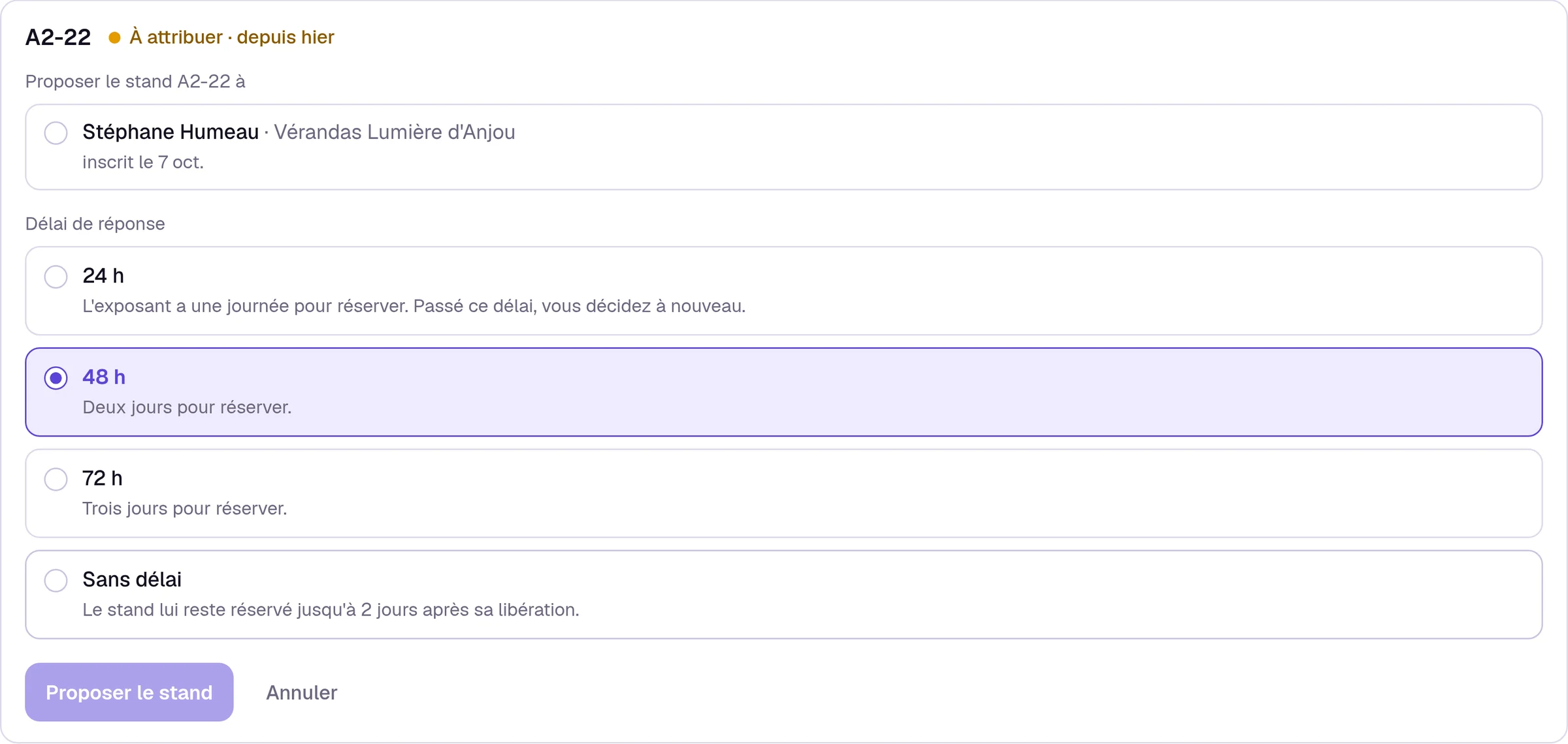 Keyqo’s Waiting list tab, in French, with a freed booth to assign on a demo event, the exhibitor signed up to wait for it with their sign-up date, and the choice of reply deadline, 24, 48 or 72 hours or none.