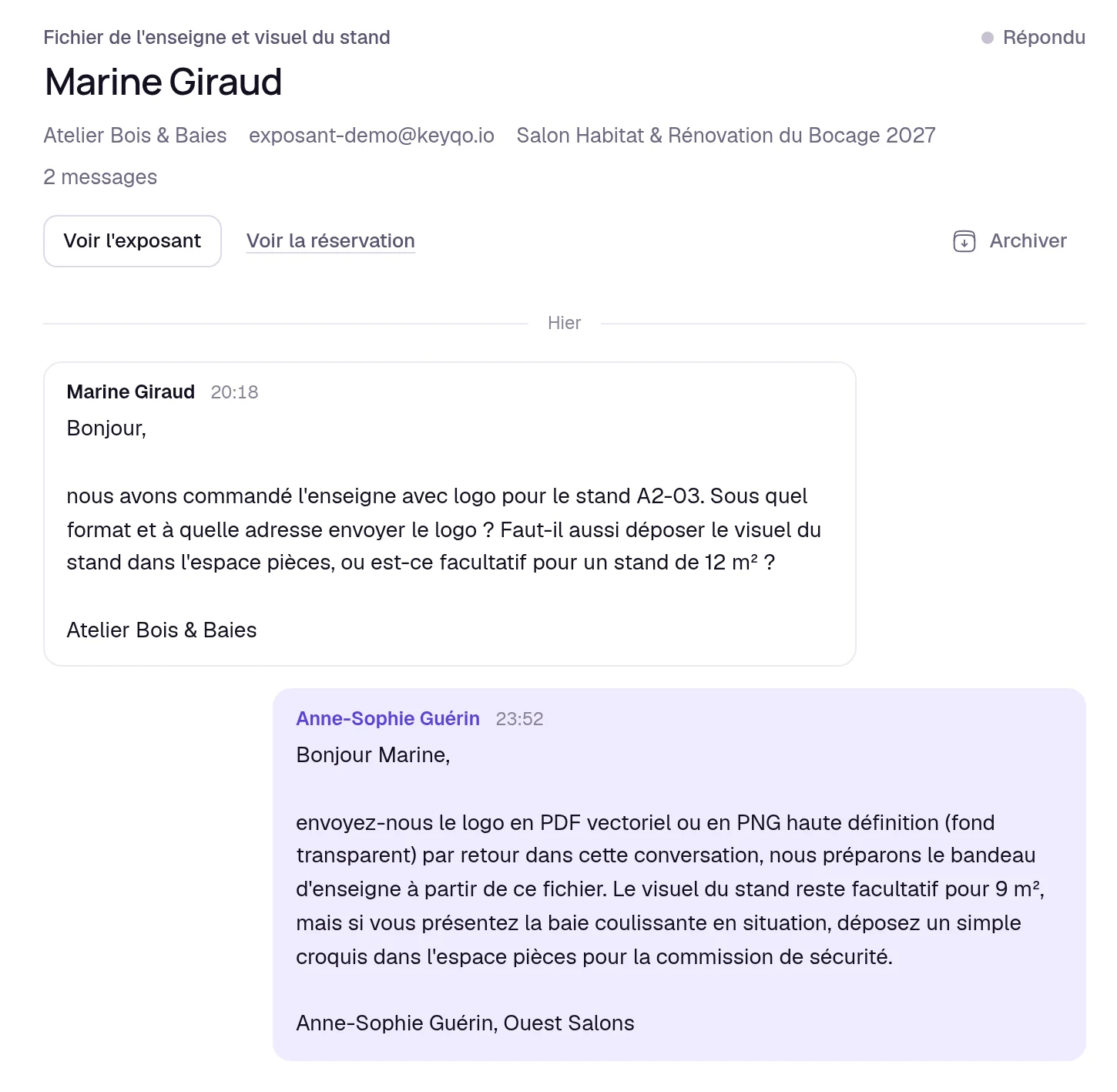 A conversation in Keyqo’s messaging, in French, a demo exhibitor asks in which format to send the logo for her booth sign and whether the booth visual must be uploaded, the organizer replies, with the View exhibitor and View booking links.