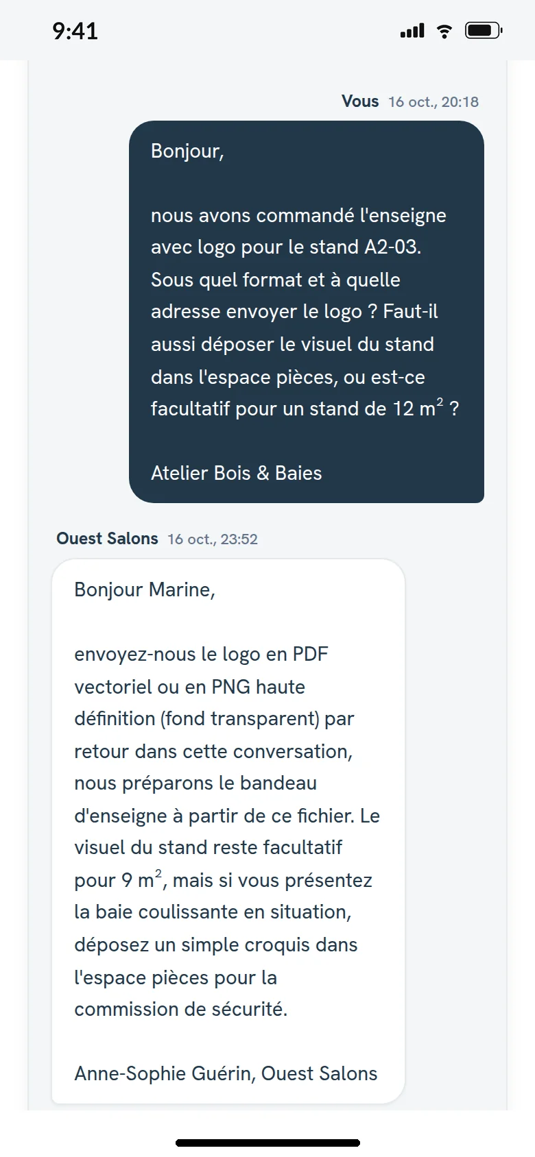The same conversation open in the exhibitor’s area, on a demo exhibitor site, in French, with her message and the organizer’s reply.