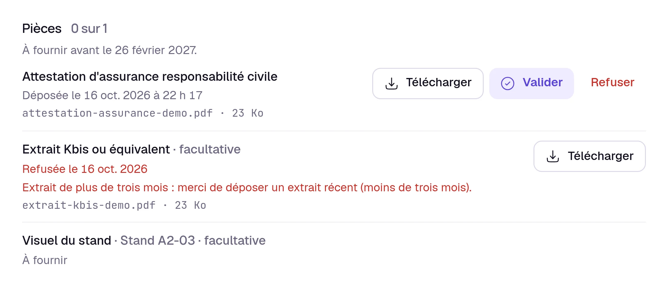 The Supporting documents section of the same booking in Keyqo, in French, with one document uploaded to review and its Approve and Reject buttons, one rejected with its reason, and one still to provide.