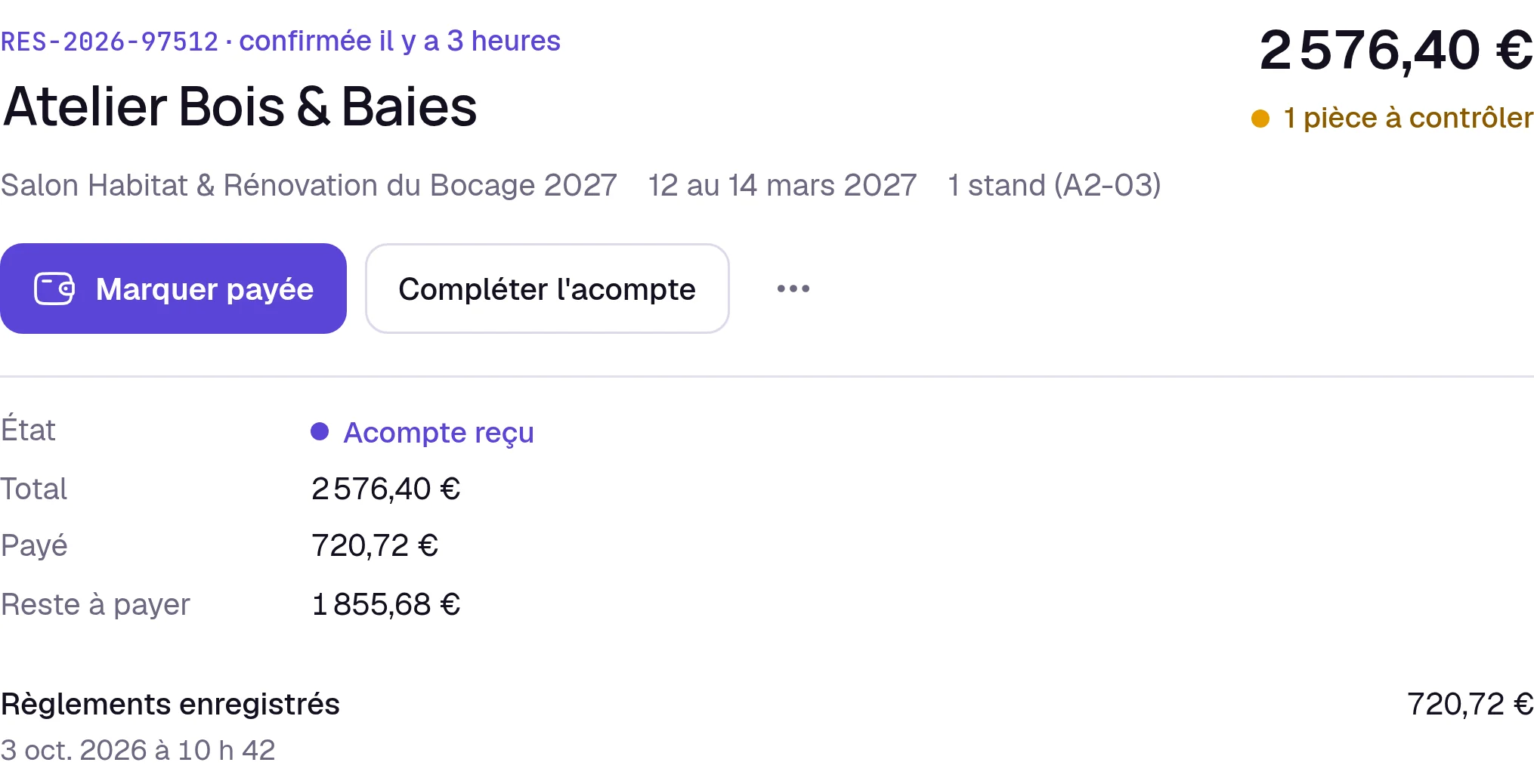 A booking’s detail view in Keyqo, in French, with the Mark as paid and Add to deposit buttons, then the Deposit received status, with the total, the amount paid, the balance due and the payment recorded with its date.